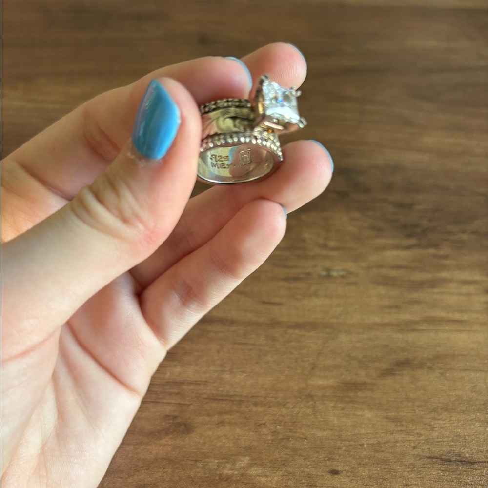 Radiant Silver Ring with Sparkling Gemstone - Picture 3 of 3